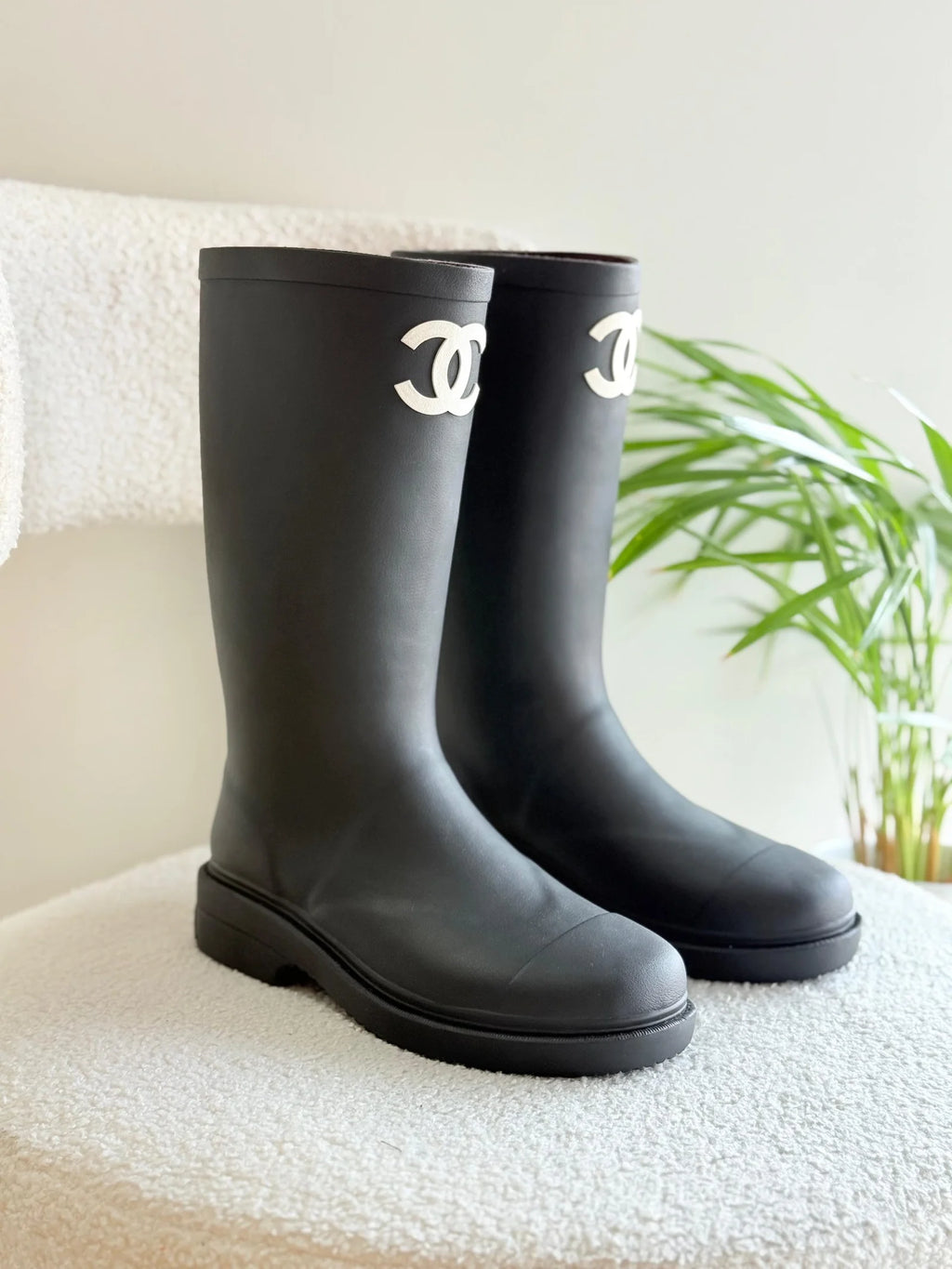 Chanel Rainboots in Black with White Scarpe