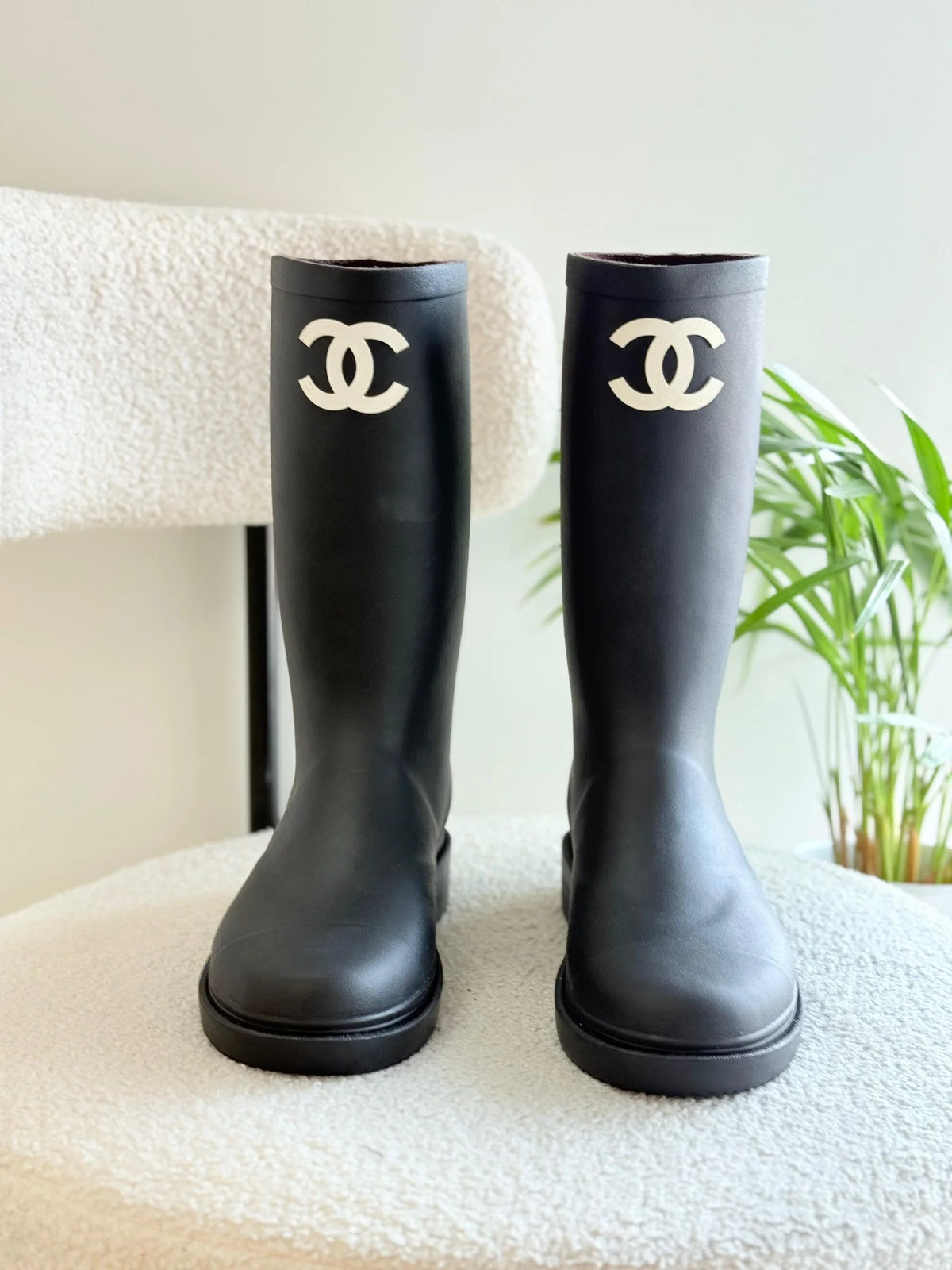 Chanel Rainboots in Black with White Scarpe