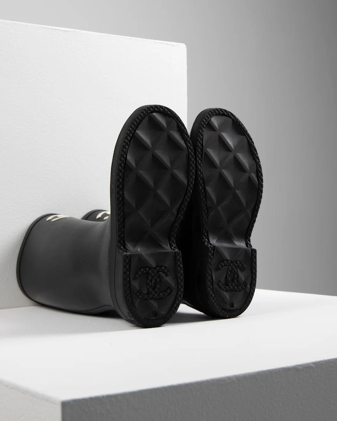 Chanel Rainboots in Black with White Scarpe